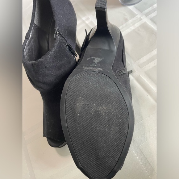 Black suede heels with bow - Picture 2 of 3